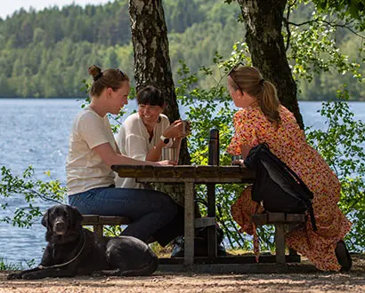 Vänner fikar vid Torvsjön i Skedalaskog i Halmstad