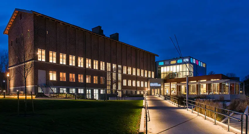 Ljuskonstverk på Hallands konstmuseums fasad kvällstid
